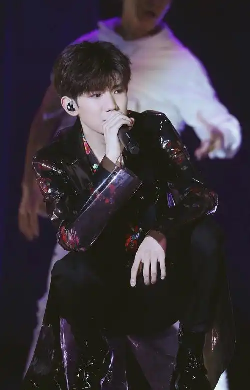 王源生日演唱会帅气舞台照图片[7/8]_明星_美桌网