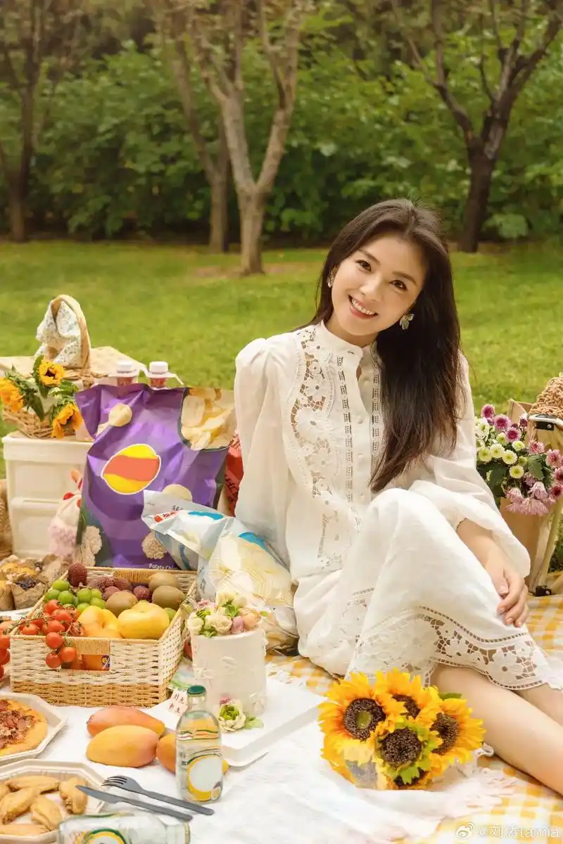 刘涛的一组美照曝光,她披散长发,穿白裙在草地野餐,尽显惬意随 - 抖音