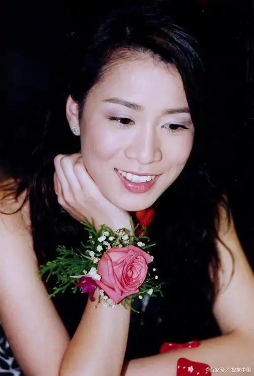 佘诗曼——委婉时沉静温柔,张扬时大胆自主