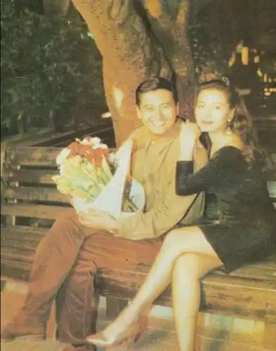 58岁钟楚红参加慈善晚宴颜值回春被问老搭档周润发眼含笑意