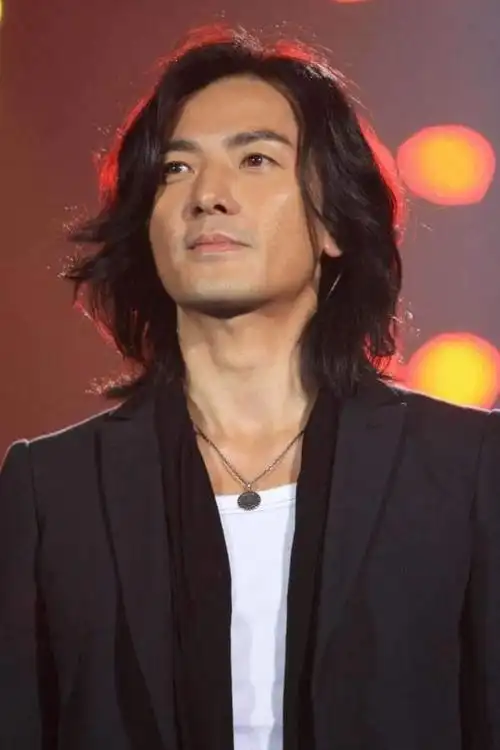 郑伊健的长发,就算再好看,他也是长发,从来没有人去批判,反而都是清一