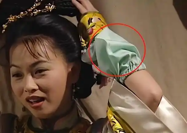 陈小春版《鹿鼎记》的穿帮镜头:韦小宝会变魔术,古装公主戴套袖