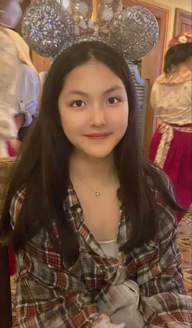 王诗龄近照穿紧身裤逛街果然女大十八变啊