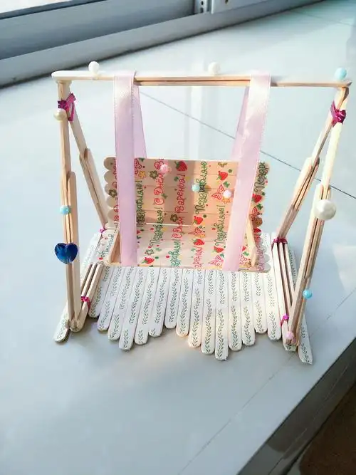 闲来无事做了个秋千,家里库存的芭比蛋糕用娃娃正好可以坐上去,于是围