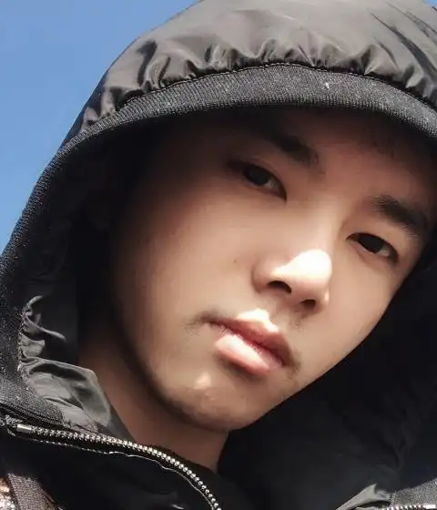 华晨宇生图扒出素颜脸上小痘坑太明显眼皮更抢镜