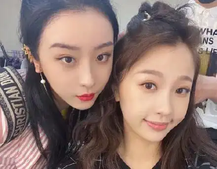 大虞海棠营业了!虞书欣赵小棠手牵手逛街被偶遇