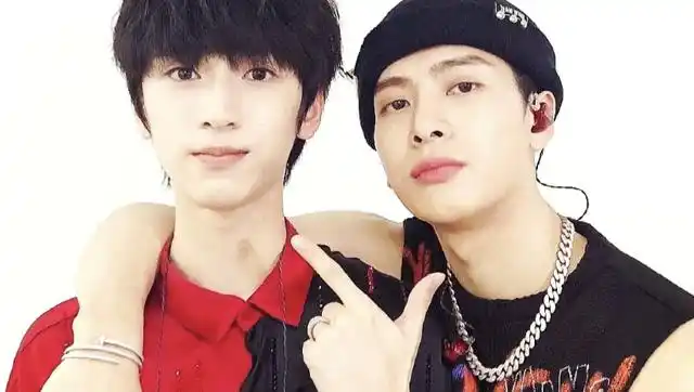 严浩翔真不愧是王嘉尔的粉丝,同款咽嗓,绅士起来都很温暖,不愧是"粉随