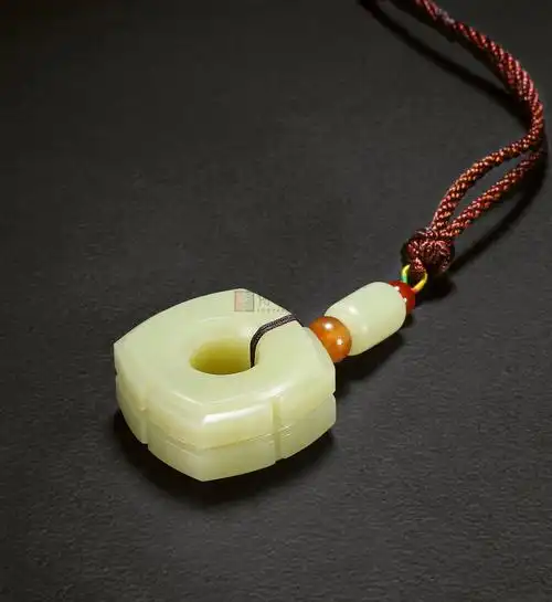 范佰成 黄玉琮形佩