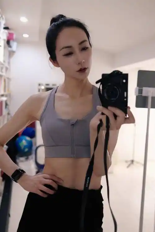 在这几张照片中,韩雪或许是为了炫耀自己的好身材,只穿着一件运动小衣