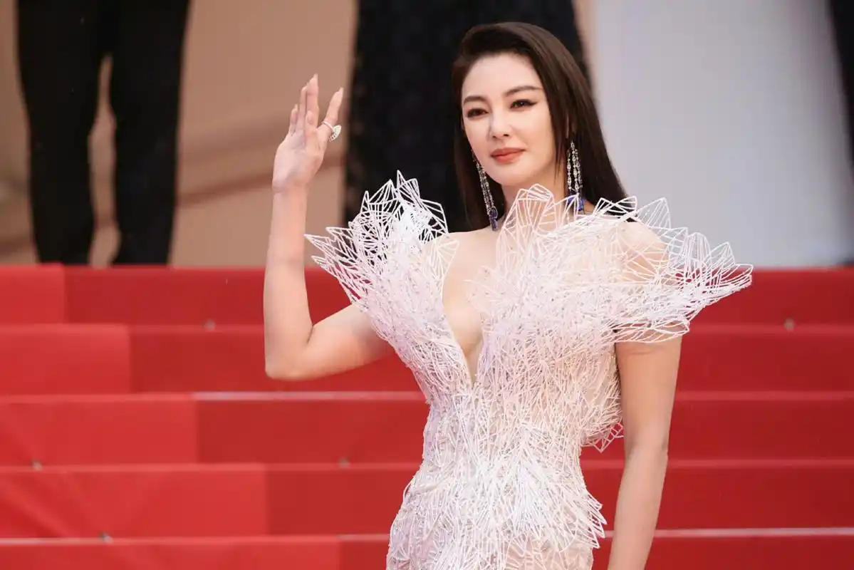 张雨绮亮相76届戛纳电影节是枝裕和新片《怪物》首映红毯～ 礼服:tony