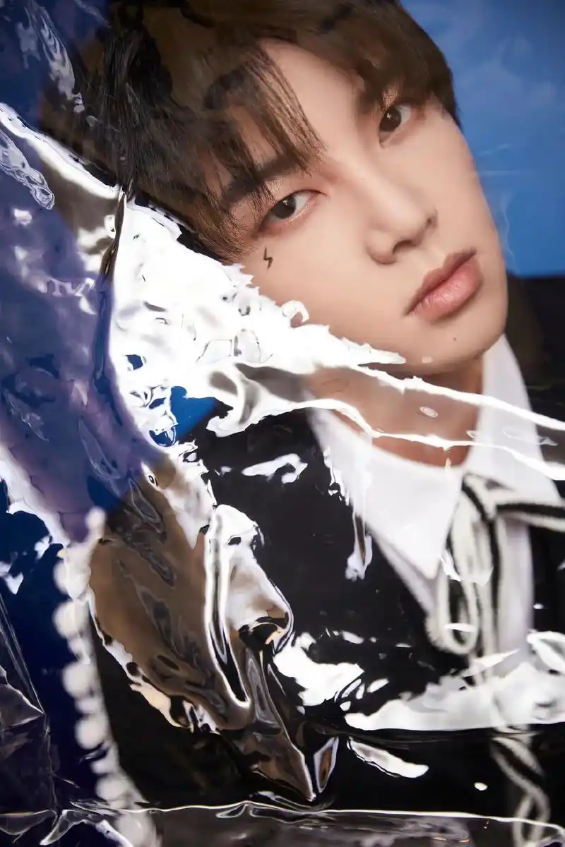 华晨宇微博之夜壁纸闪电眼妆酷飒帅气西装蛊精天帝名不虚传