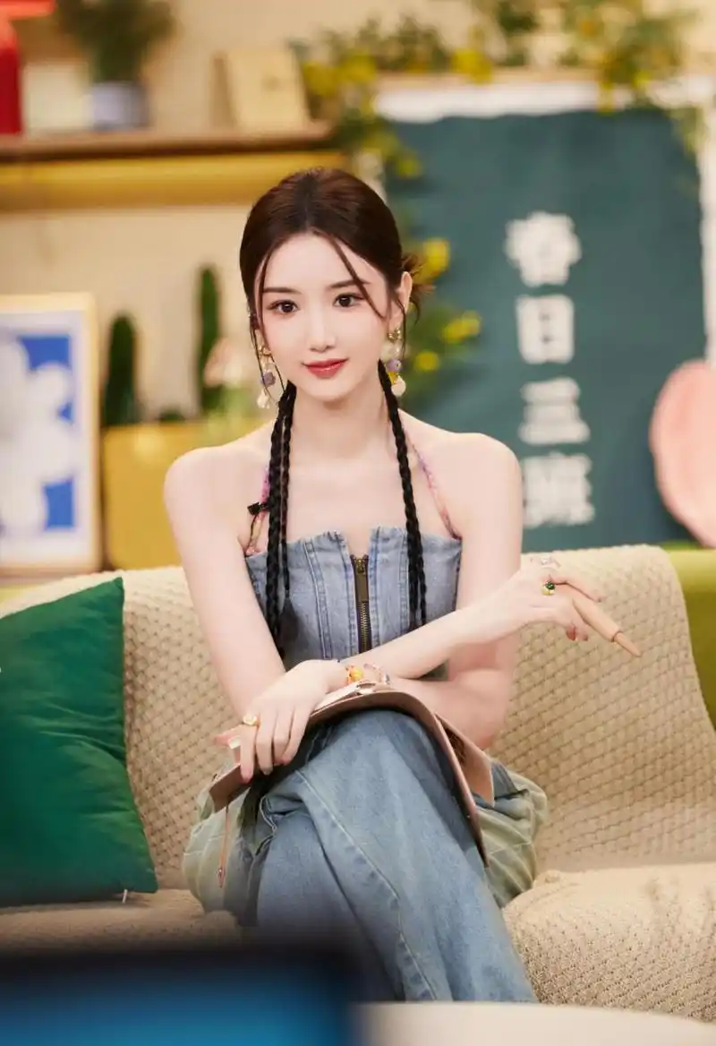 毛晓彤美得像洋娃娃一样,一双大眼睛自带美瞳,真令人羡慕!