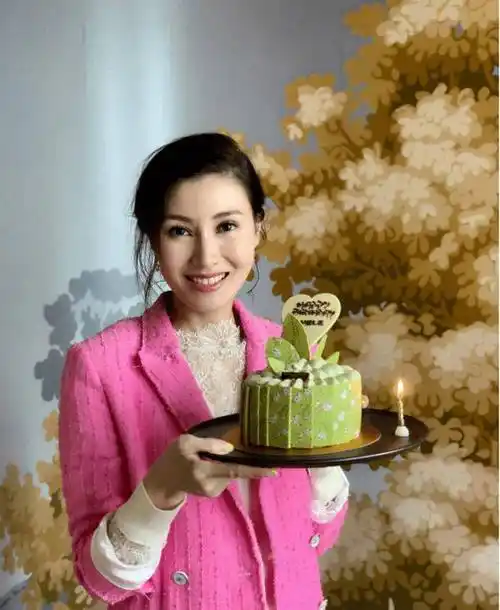 阔太李嘉欣过生日这么低调,穿粉西装格外减龄,一看就是被宠上天_亮点