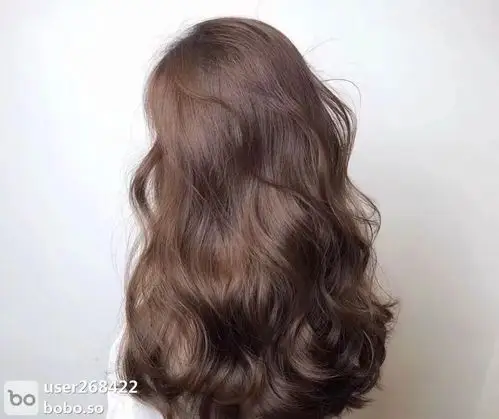 4,外翘烫发外卷烫发的设计,可以与肩膀的相匹配,不仅让肩部线条看起来