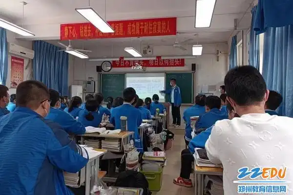 疫情防控中郑州市第三十一高级中学的教师干部高擎坚守奉献的旗帜