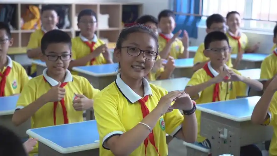 德州小学生表演手势舞《你笑起来真好看》 别样欢乐谢师恩