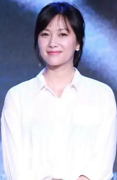 徐静蕾晒生活照,穿短裤打高尔夫,不美白不修腿看得出老态却舒服