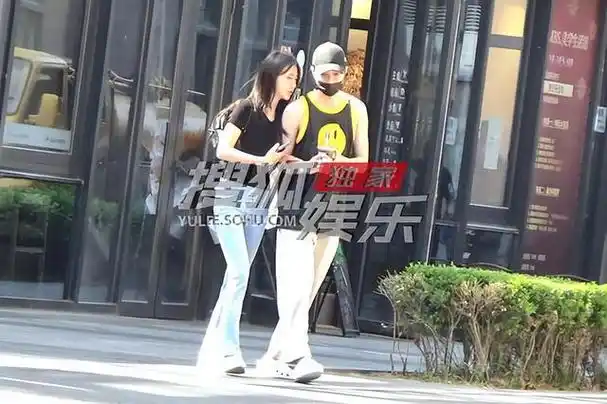 独家:赖冠霖和女友逛街 当街抱抱贴贴好亲昵