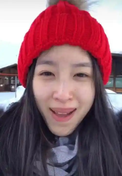 比如章泽天脸上还有小小的"黑痣",但是整体来看,章泽天还是非常美的