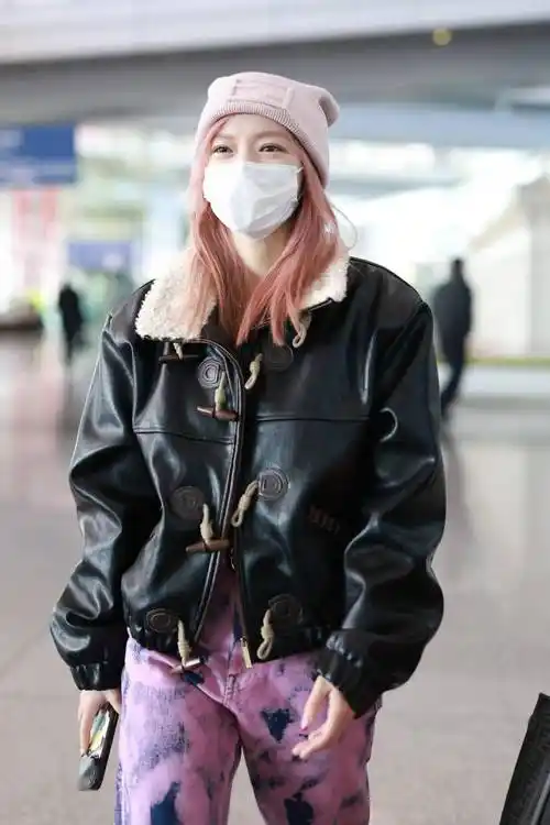 2023年2月24日,北京,程潇结束米兰时装周行程抵达首都机场.