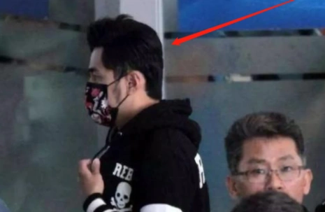 看,这是周杰伦,几乎跟电线杆子平行.