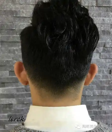 张扬潮流的两侧剃光中间留长的侧背头