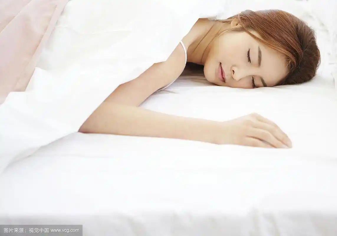 女人躺在床上睡觉的照片