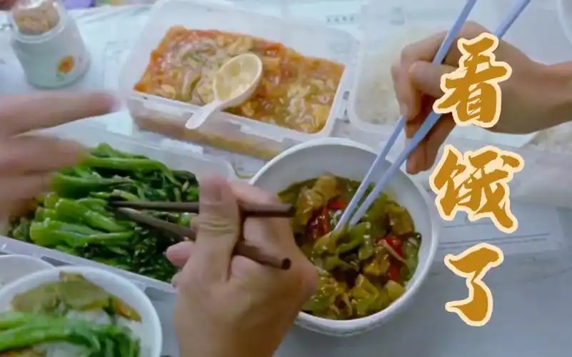 【吃饭名场面】张学友早餐吃三菜一汤有荤有素,吴镇宇吃鸡腿饭配橙子