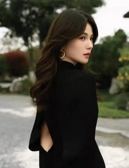 刘涛太会穿了,一袭小黑裙配紫色高跟鞋,美得恰到好处_黑色_服装_亮色