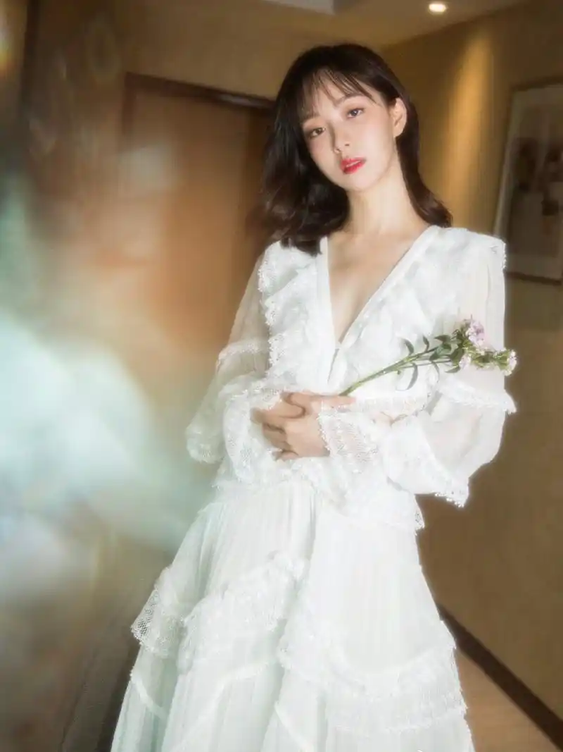 赵尧珂终于放开了搭配镂空上衣腿长任性