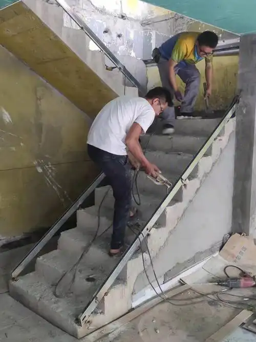 现代玻璃护栏第一步预埋玻璃槽钢