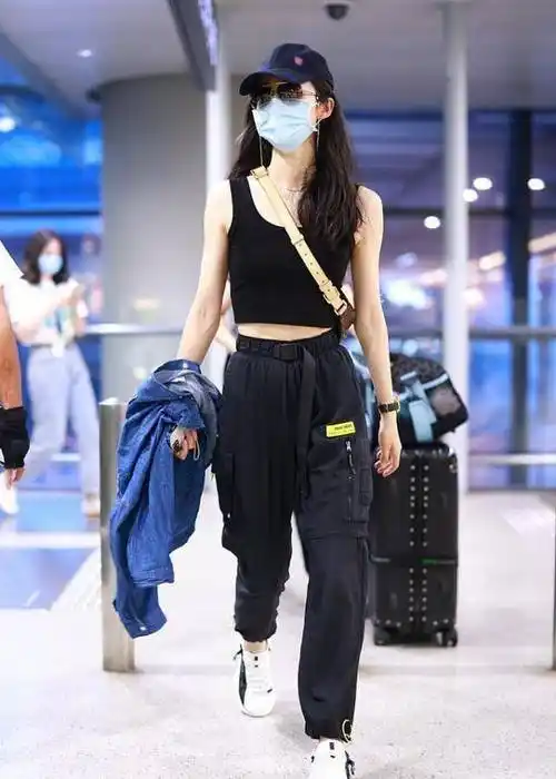 韩雪的身材管理太到位,短背心配工装裤,中年却有一身女团气质_外套_的