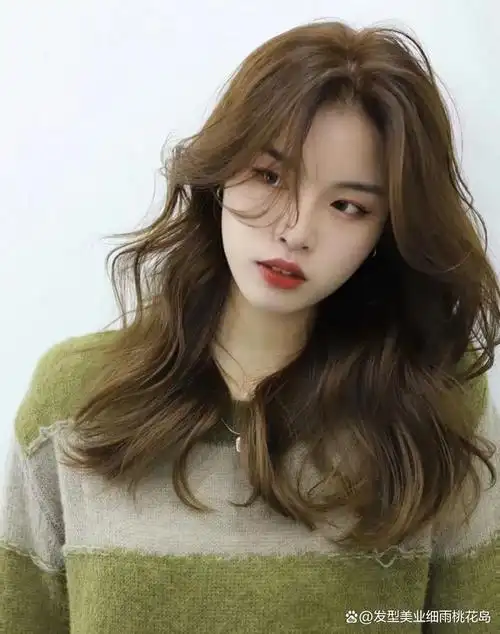 大波浪性感可爱女人味的中长发女神必备发型之一,这种卷度比较大的