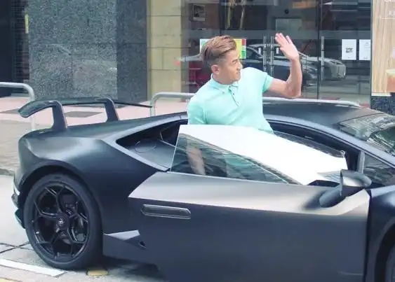 郭富城开着豪车现身街头遇小学生求合影下车满足