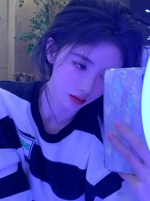 论鞠婧祎拍照的氛围感,每一张都是精品啊! 学起来!学起来!__财经头条