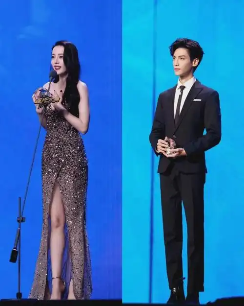 作为开奖和表演嘉宾的95花关晓彤,搭配90顶流花迪丽热巴的绯闻"老公