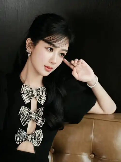 杨紫斜刘海黑框眼镜造型:俏丽可爱,灵动呆萌