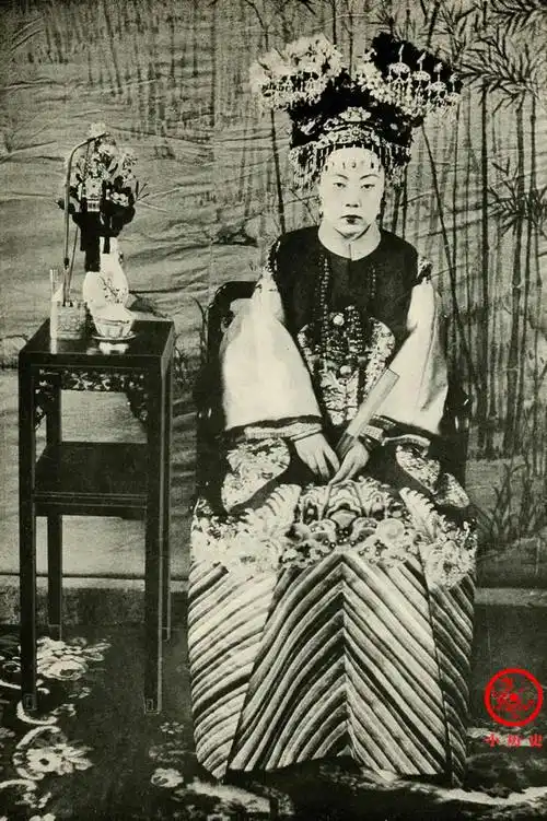 晚清老照片:皇族的福晋,格格,衣着华丽但表情呆板木讷