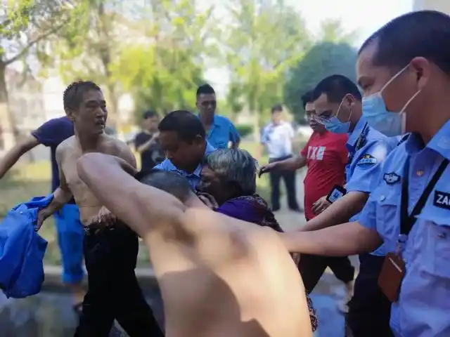 六旬老人被困火场,派出所所长光着膀子带头冲了进去