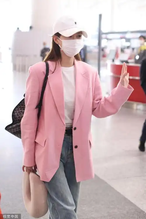 组图:沈梦辰穿粉色西装现身机场 戴棒球帽清新又时尚