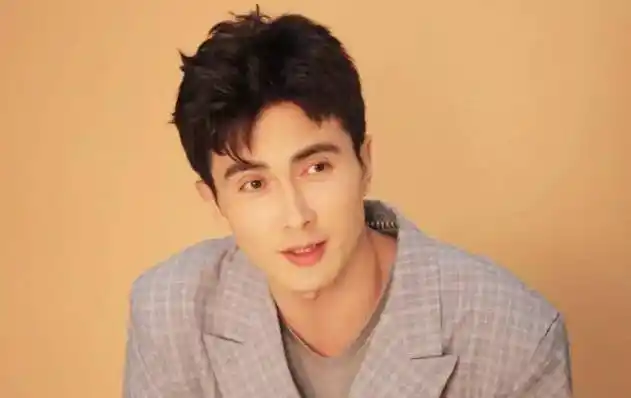 曾是快递员的他被杨幂一眼相中,30岁出道,如今红的一塌糊涂_高伟光