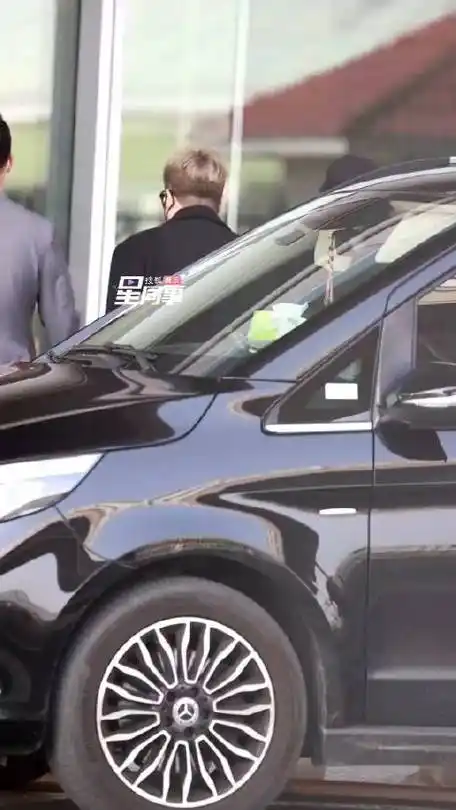 肖战杨紫用同一辆车