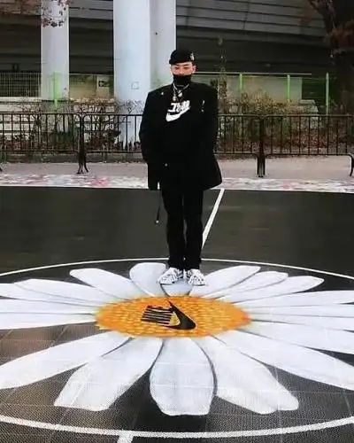 权志龙晒出的菊花为何总缺一瓣?看清他背后的大图标,好像明白了点啥