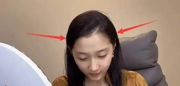 原创关晓彤把原相机当镜子,后期忘记ps,手和脸"肤色差"藏不住了_化妆