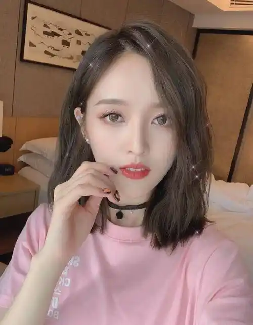 吴宣仪罕见紧身牛仔裤写真,可爱与时尚于一身,这样的女子把心暖化了