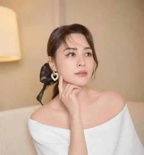 我国香港女歌手阿娇