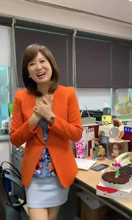 台湾64岁名嘴赖教授,娶中天美女主持人,在直播间大撒狗粮_周玉琴_网友