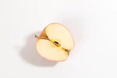 白色背景上切开的半个新鲜苹果