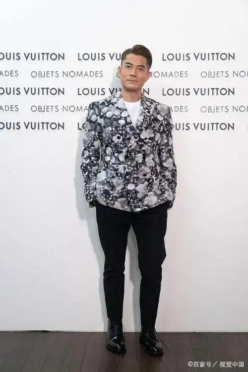 郭富城现身,穿印花西装搭黑色西裤,梳个偏分头有型帅气!