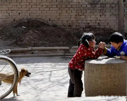 农村孩子的童年游戏,他们的游戏你玩过几种,这样的童年你怀念吗